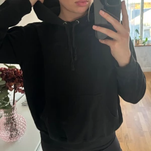 Svart hoodie  - Svart hoodie från H&M🖤 Väl använd men inga större tecken på användning🖤 skriv vid frågor🥰
