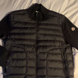 Moncler Cardigan  - Snygg svart Moncler cardigan som jag inte har använt så mycket av eftersom det inte är riktigt min stil. NFC skan och QR-koden fungerar till 100 % den här Moncler cardigan passar för dig som är mellan 170 cm till 175 cm