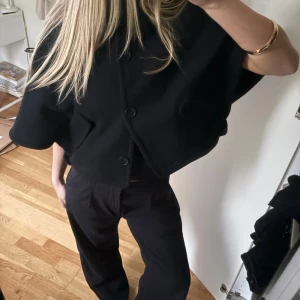 Trekvartsärmad jacka/ poncho/cape - Trekvartsärmad /pocho/cape  med knappar framtill och fickor storlek m men skulle säga liten i storlek och mer som en s , passar mig som har xs-s