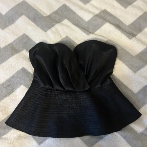 Svart axelbandslös topp gina  - Första två bilderna är mina, den tredje är lånad. Svart fest topp från Gina Tricot storlek 34/36.