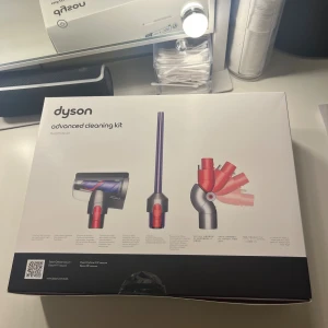 Dyson Advanced Cleaning Kit - Dyson Advanced Cleaning Kit, kompatibel med Dyson Outsize, Cyclone V10 och V11 dammsugare. Innehåller specialmunstycken för effektiv rengöring av svåråtkomliga ytor och möbler. Produkten är i nyskick och levereras i originalförpackning med kvitto.