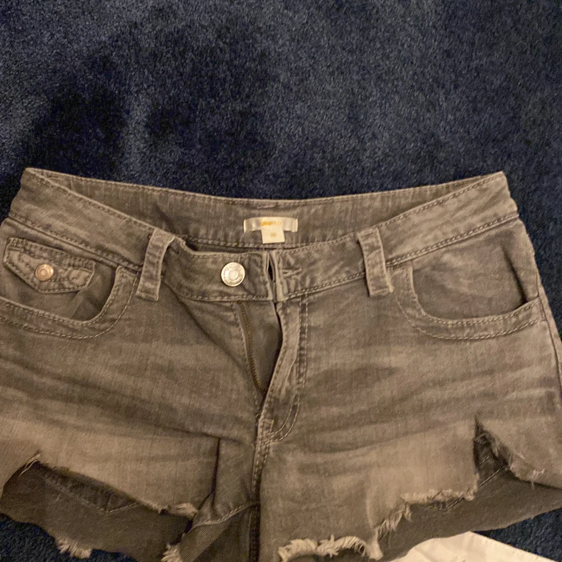 Grå jeansshorts från Gina Tricot - 1