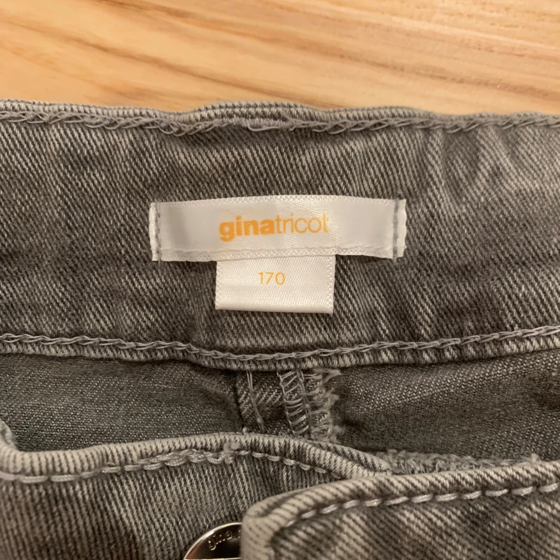 Grå bootcut jeans från Gina Tricot - 3