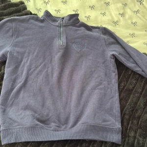 Långärmad tröja med dragkedja  - Mörkblå snygg tröja 