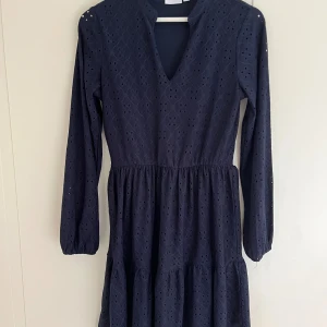 Marinblå klänning - Söt klänning från Vila i mycket bra skick! Säljer då jag inte längre använder. 