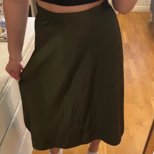 Olivgrön långkjol från H&M - Säljer en olivgrön långkjol från H&M i storlek 36. Kjolen har en enkel och stilren design med lätt utsvängd form och hög midja. Materialet känns mjukt och har ett snyggt fall❤️skriv vid frågor🥰