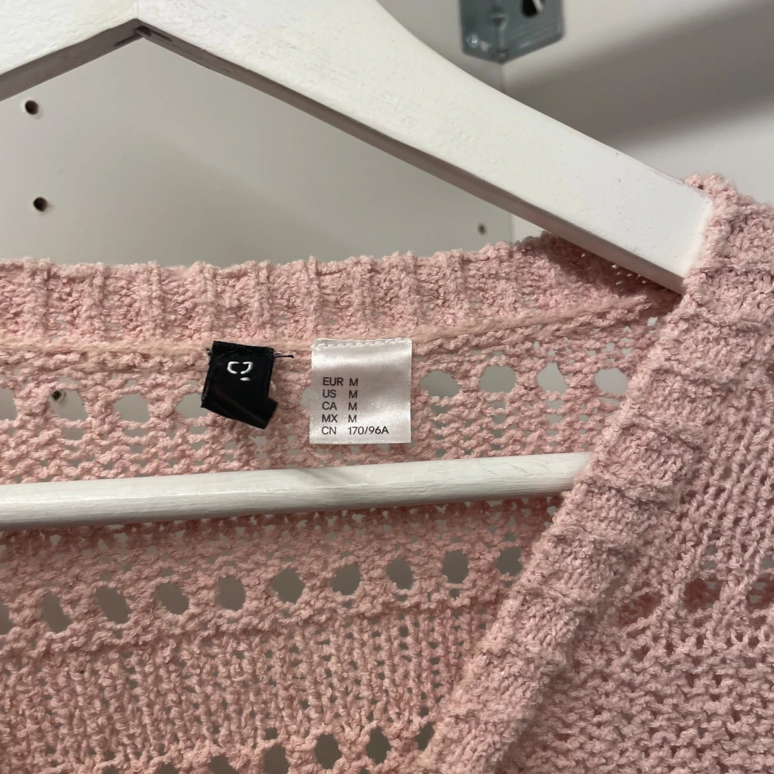 Ljusrosa stickad tröja med volang - 1