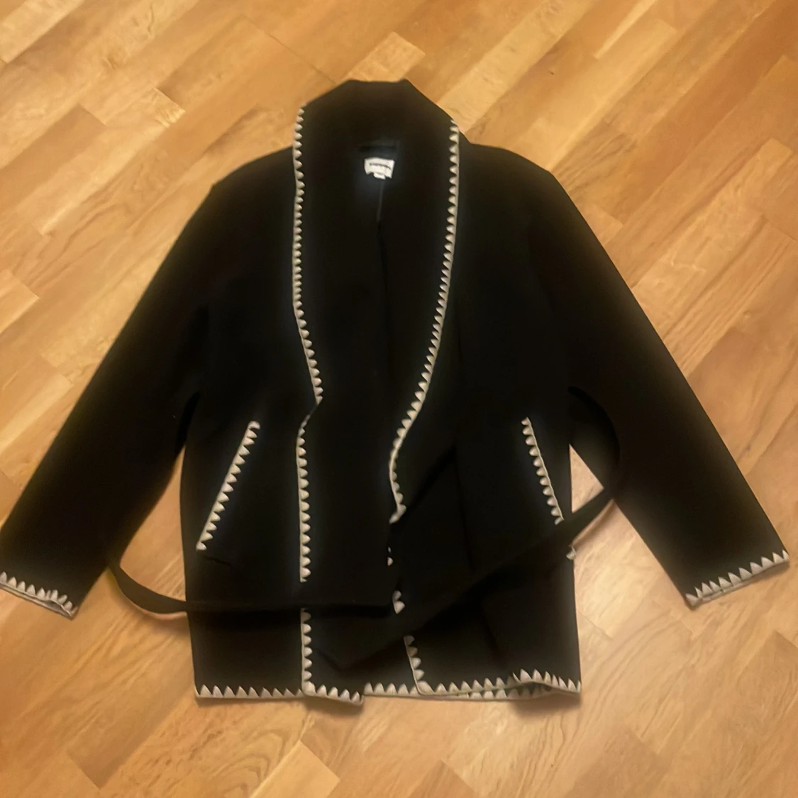 Svart omlottkappa med vita detaljer - 1