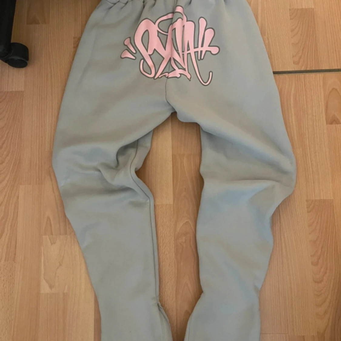 Grå hoodie med rosa detaljer från SynaWorld  - 2