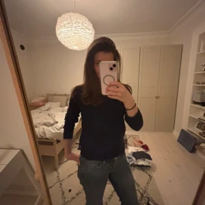 Mörkblå stickad tröja från Vila - Mysig mörkblå stickad tröja från Vila i storlek S. Tröjan har rund halsringning, ribbade muddar vid ärmslut och nederkant samt lång ärm. Perfekt för lager-på-lager och enkel att matcha med jeans eller kjol.