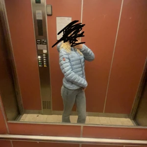 Ljusblå pufferjacka från Colmar - Säljer en ljusblå pufferjacka från Colmar med huva och dragkedja framtill. Använde den lite på hösten.