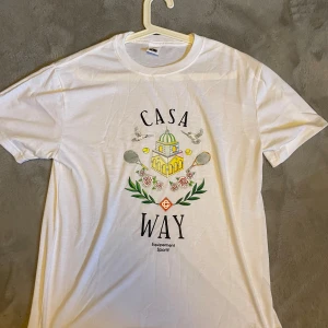 Vit t-shirt Casablanca - Säljer denna casablanca T-shirten då den tyvärr var för liten, den är helt ny! Priset är inte fast så kom med bud! Tar även emot intressanta byten!