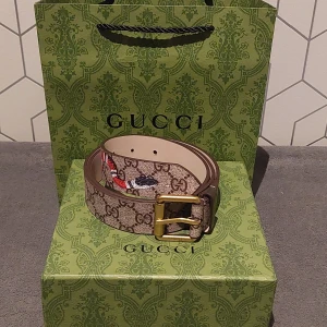 Gucci Snake bälte  - Säljer ett beige Gucci snake bälte || 105-110 cm långt || box, dustbag och bag medföljer || pris kan diskuteras vid snabb affär 
