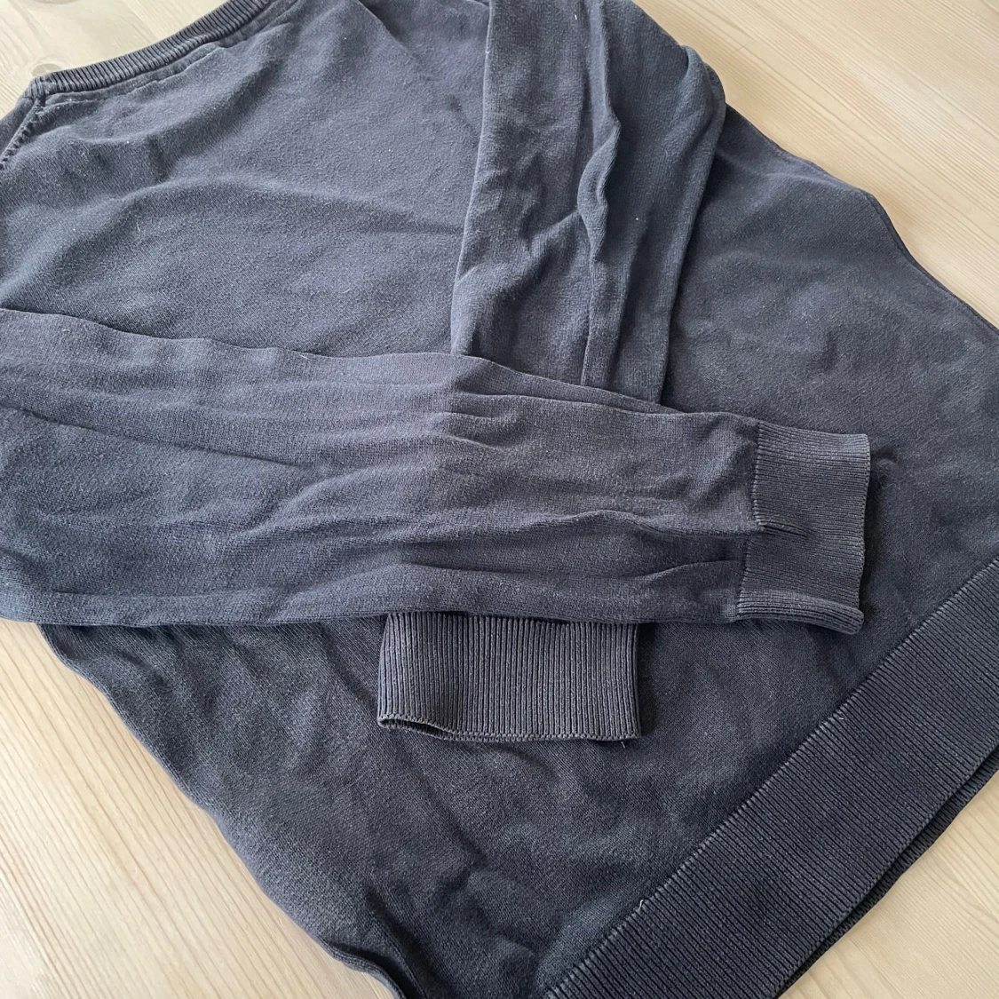 Mörkgrå stickad tröja från Lyle & Scott - 1