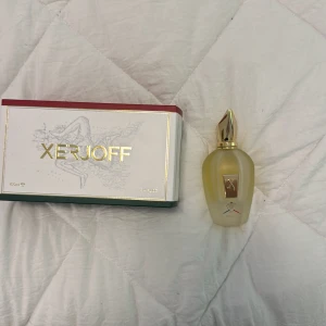 Xerjoff Naxos lyxig parfym 70ml - Xerjoff Naxos är en exklusiv parfym i snygg design, levereras i originalförpackning. Volym: 100 ml. Perfekt för dig som vill sticka ut med något unikt och elegant. Used 30%