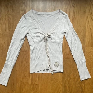 Långärmad vive Maria tröja - Säljer den här långärmade vive Maria tröjan som är v-ringad och har snörning i mitten