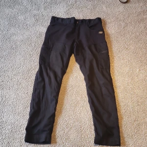 Nordwear byxor - Säljer ett par byxor som man kan användas till allt, väldigt bekväma inuti och sitter riktigt skönt, säljer pga rund av att it passar mig längre. Pris är inte hugget I sten!