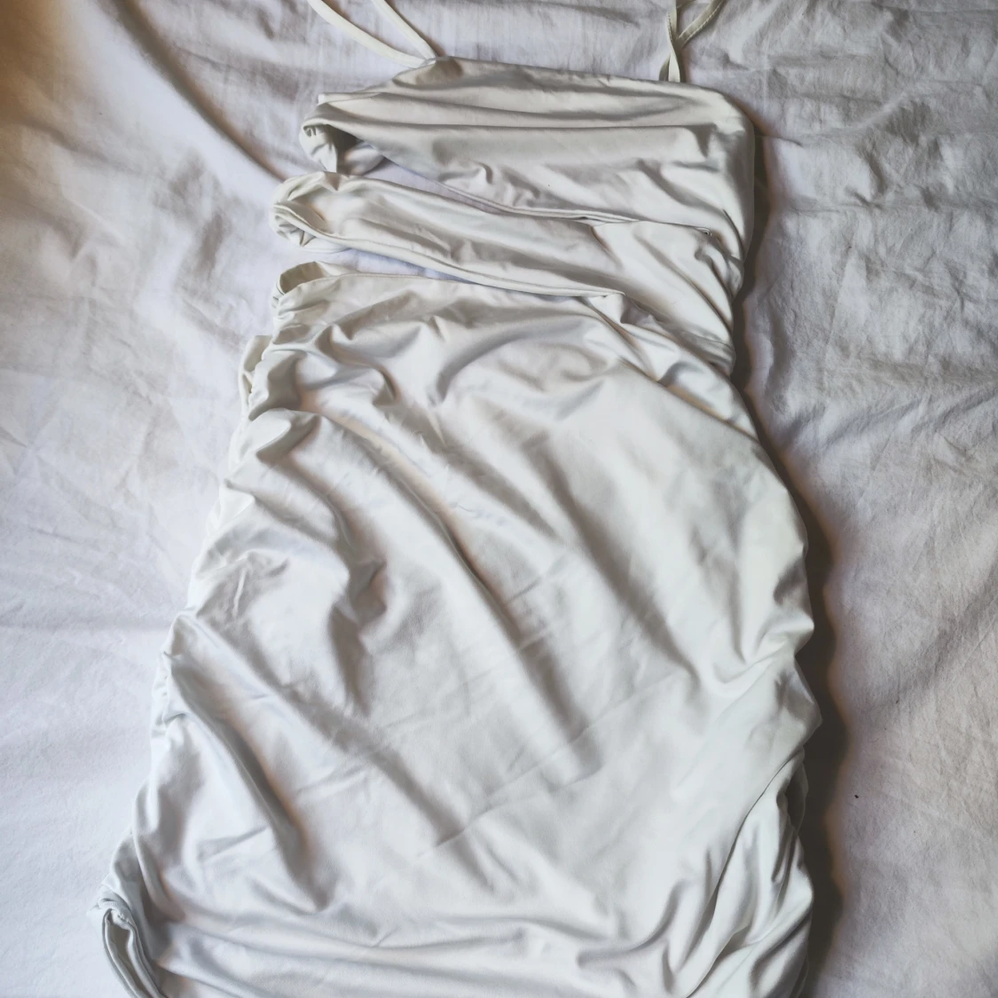 Vit omlott kortklänning med smala axelband