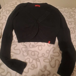 Svart bolerotopp  - Kort svart bolerotopp från edc med lång ärm och en knapp framtill. Toppen har ribbade kanter. 🩷 Lite liten i storleken