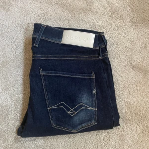 Mörkblå replay anbass - Mörk blå replay anbass i storlek w30! | nypris är runt 1600 men mitt pris är 650! | skicket är utmärkt och jeansen har inga tecken på användning! | skriv vid minsta fråga eller fundering 