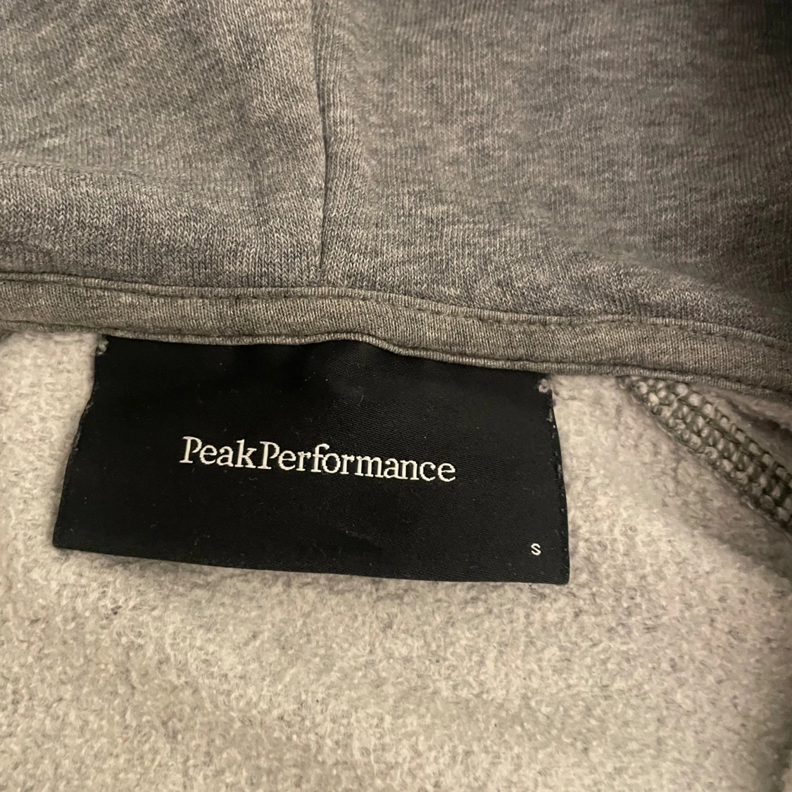 Grå hoodie från Peak Performance - 3