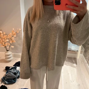 Beige stickad tröja - Otroligt mysig stickad tröja från H&M. Storlek M. Lite nopprig. 