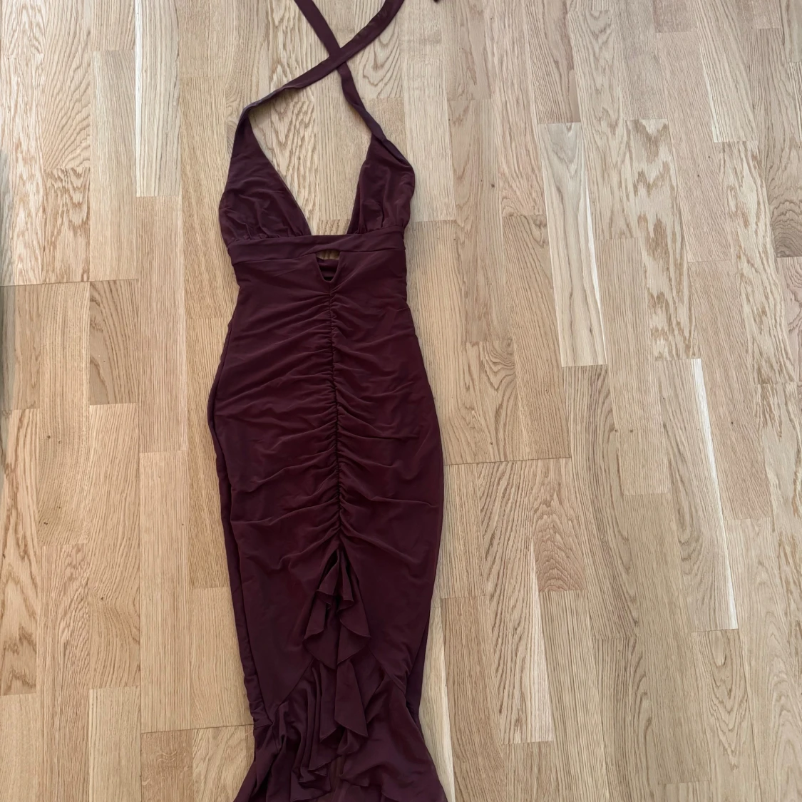 Brun halterneck långklänning med volang - 1