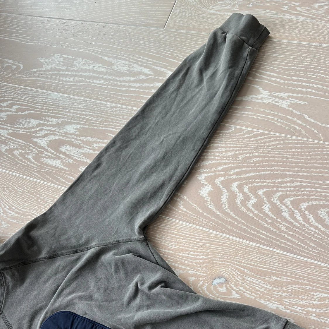 Grå hoodie från Dondup med blå D - 1