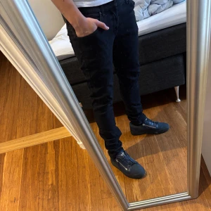 Dondup George jeans - Säljer ett par Dondup George i storlek W33 men är väldigt stretchiga så passar en storlek upp och ner. Jeansen är sparsamt använda och har mycket kvar att ge. Mitt pris är 499 men tar bud!