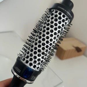 Björn Axén Tools Ceramic & Tourmaline Varmluftsborste - 38 mm. Professionell varmluftsborste med keramisk och turmalinbeläggning för skonsam styling. Utrustad med integrerat värmesystem och jon-teknologi. Borsten är i fint skick utan synligt slitage. Perfekt för att skapa volym och glans i håret.