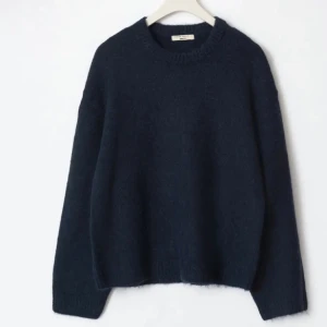 Mörkblå stickad tröja från Gina Tricot  - Mysig mörkblå stickad tröja från & Other Stories med rund halsringning och långa ärmar. Tröjan har en enkel, klassisk design och är perfekt för lager-på-lager under kyliga dagar. Supermjuk och skön att bära.