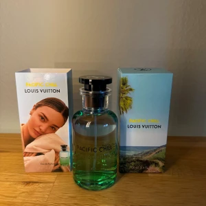 Louis Vuitton Pacific Chill 100ml - Pacific Chill från Louis Vuitton, 100 ml Eau de Parfum. Snygg flaska och förpackning med strandmotiv, perfekt för dig som vill ha något exklusivt och trendigt i samlingen.