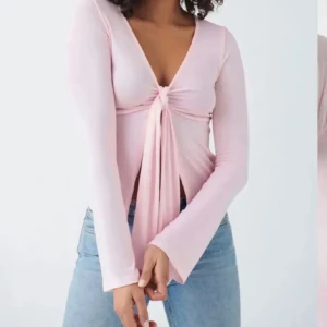Ljusrosa långärmad topp med knyt - Super snygg rosa långärmad topp från Gina tricot, aldrig använd🩷