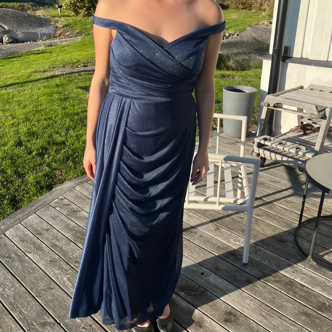 Mörkblå, glittrig balklänning - 2