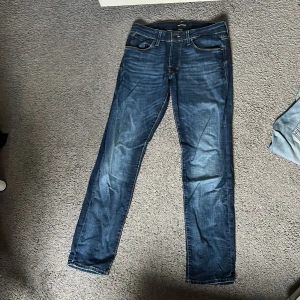 Slimfit/ Glenn Jack and Jones - Tja säljer nu mina jeans i mycket fint skick. Använda 10+ gånger så finns inga täcken på att de inte är nya. Modellen heter slim/glenn och är en slimfit modell. Storleken är 31 i midjan och 30 i längden, alltså 31/30. Jag kan posta båda Instabox och med PostNord. Hör av er för mer frågor/ Jonathan 