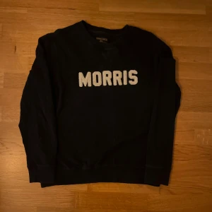 Morris sweatshirt Marinblå  - Fin Morris sweatshirt i storlek L i mycket bra skick. Marinblå. Skriv för fler frågor eller funderingar 