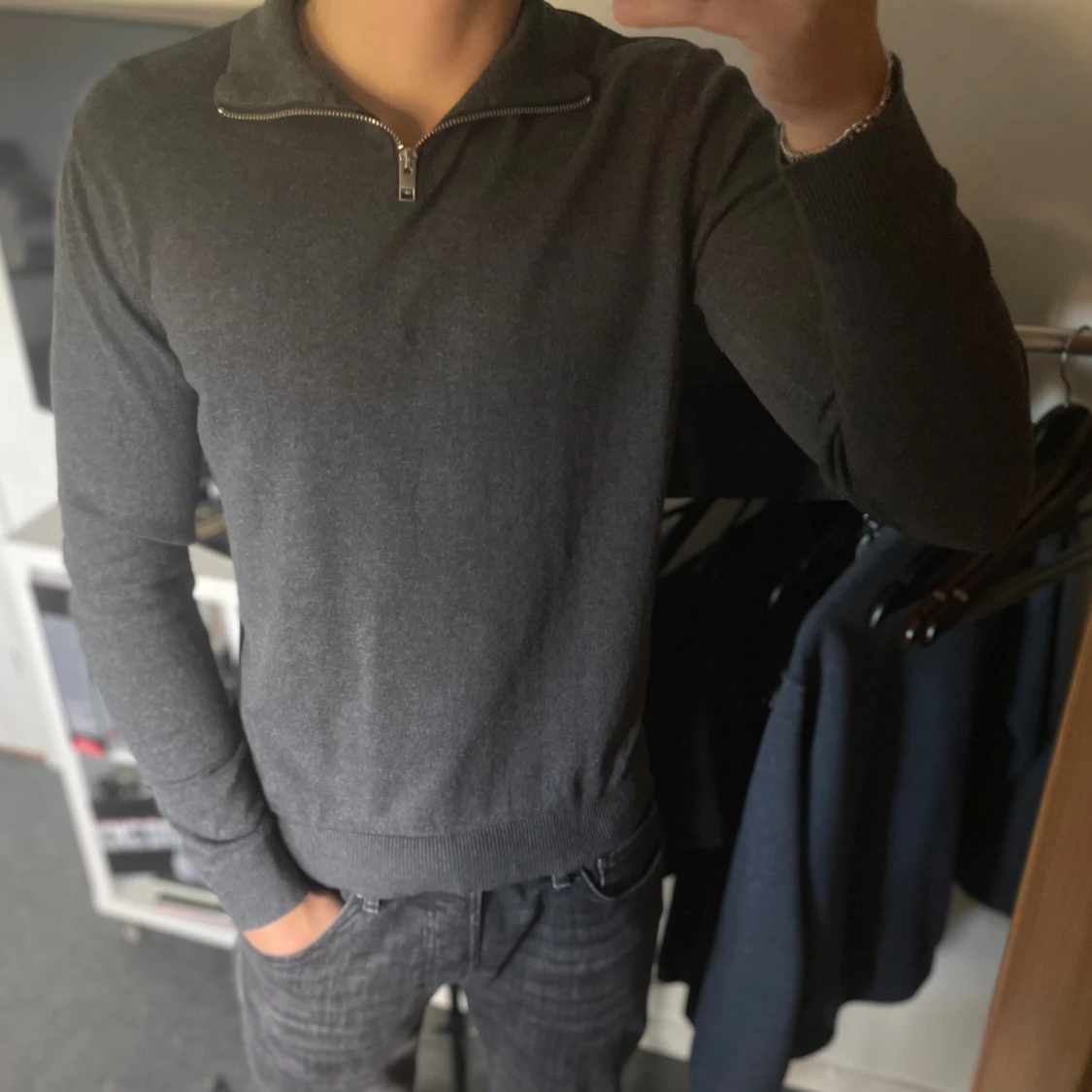 Mörkgrå stickad tröja med half zip