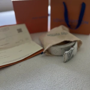 En vitt bälten - Vitt bälten med storleken 125 cm medföljer med box och alt så som man ser på bilderna.