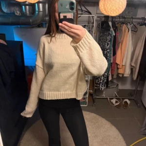  stickad tröja - Supermysig krämvit stickad tröja. Använd men bra skick! Köpt här på Plick och finns ingen lapp i så vet inte märke!