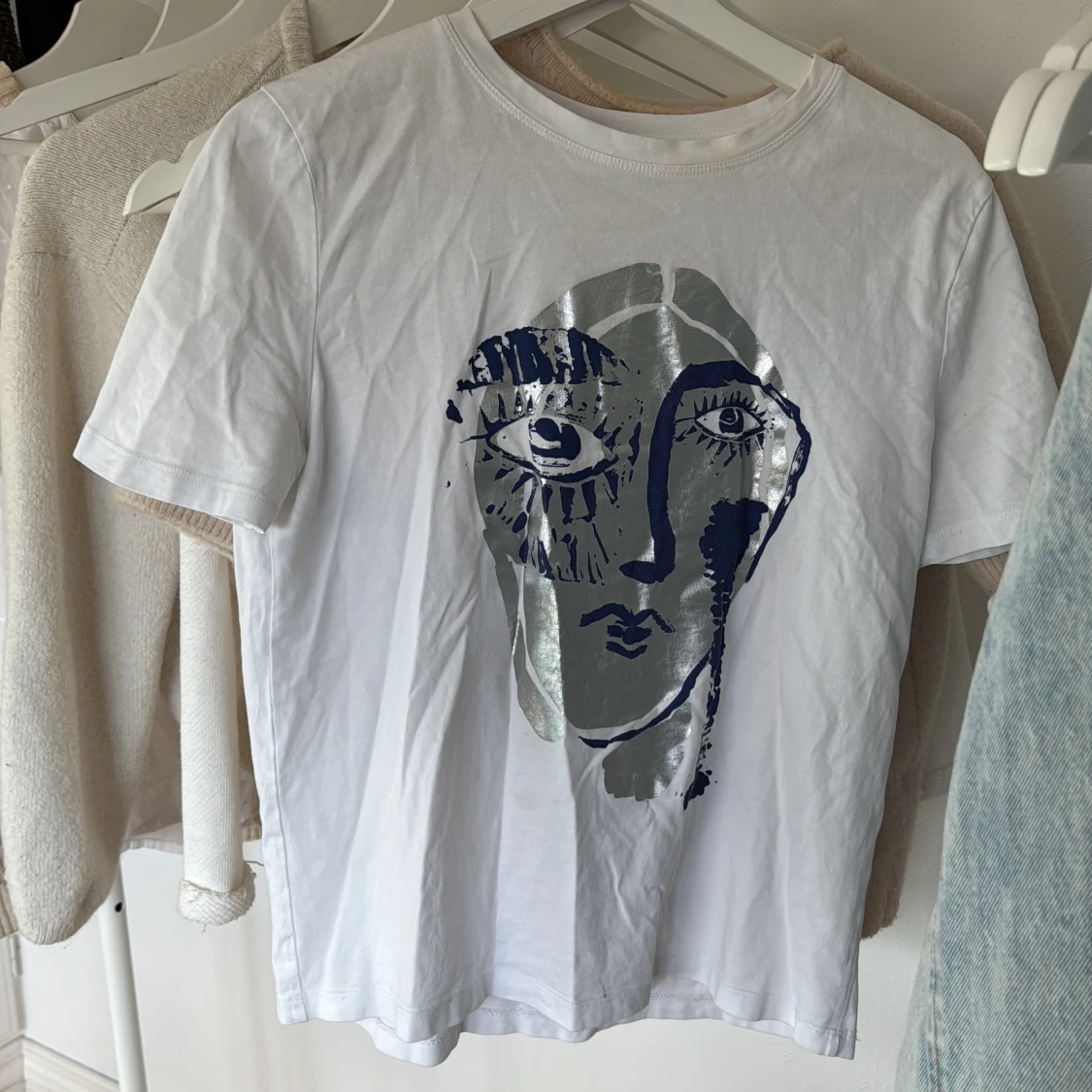 Vit t-shirt med konstnärligt tryck från Zara - 3