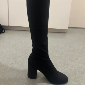 Boots - Jättefina Overknee boots som jag köpte från vinted. Dom är tyvärr för småa för mina stora vader och passade därav inte. Klacken är ca 8cm. Sista Bilden är från tidigare säljare. 🌸