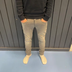 Replay Anbass grå jeans slim fit hyperflex - Säljer dessa snygga grå jeans från Replay, modell Anbass. Slim fit med klassisk femficksdesign och diskreta slitningar. Jeansen har dragkedjegylf och Replay-logga på bakfickan. Perfekta för dig som gillar en stilren och modern look. Har bara använt dem 3 gånger. Storlek: W30 L30. Modell är 173 cm och bär oftast W30 L30-32. Priset är inte spikat.