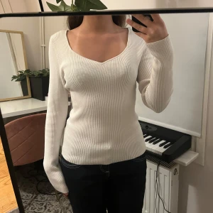 Vit långärmad tröja - Säljer en vit tröja med lång ärm och snygg v-ringning. Tröjan är figurnära och är mjuk och stretchig. Perfekt skick i storlek S 💕