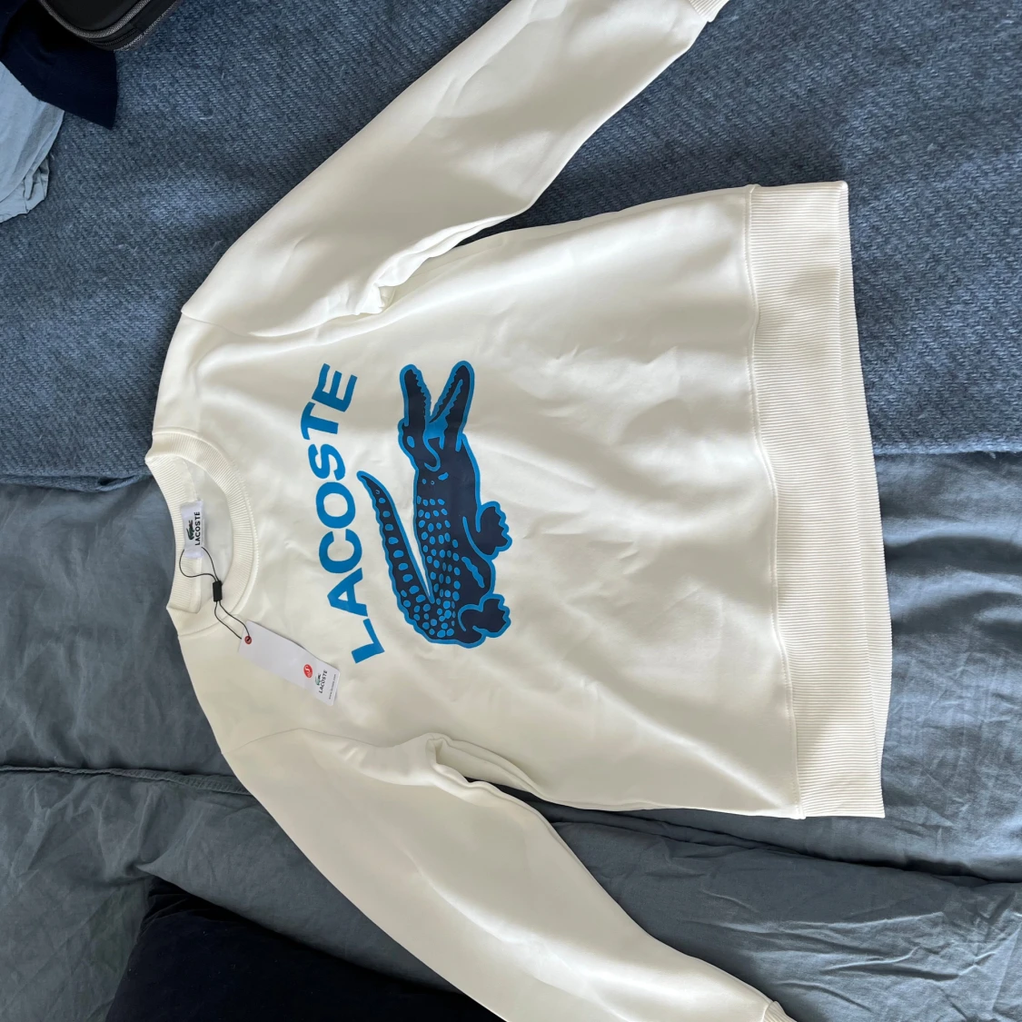 Vit sweatshirt från Lacoste med blå logga - 1