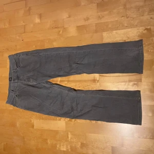 Grå jeans från Montén 30/30 - Säljer ett par grå jeans från Montén i storlek 30/30. Byxorna är i mycket bra skick 