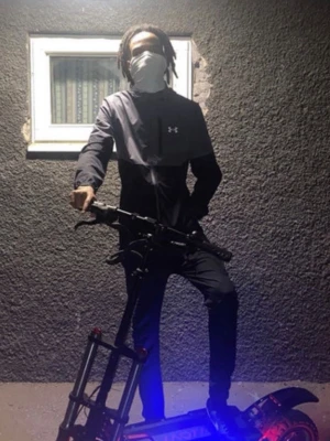 Under Armour grå-svart vindjacka - Snygg vindjacka från Under Armour i grått och svart med huva och hel dragkedja. Jackan har en bröstficka med dragkedja och logga på framsidan. Perfekt för dig som gillar sportig stil och vill ha något lätt och funktionellt.