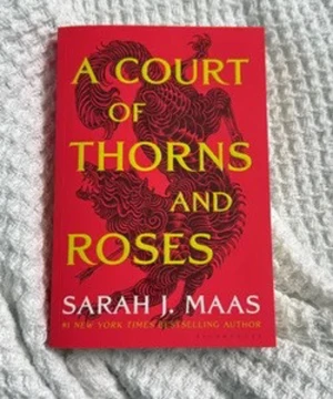 A Court of Thorns and Roses - Upptäck en spännande bok med ett iögonfallande rött omslag och mystiska illustrationer. Perfekt för dig som gillar episka berättelser och fantasifulla världar. En populär titel bland unga vuxna som söker äventyr och magi.