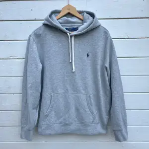 Snygg Ralph Lauren Hoodie i bra skick. Storlek L, passar som en M/L. Har en liiiten fläck på baksidan av ena ärmen uppe vid axeln, syns inte så tydligt i verkligheten eftersom den är på baksidan. Hör gärna av er vid funderingar🙌 Perfekt julklapp☃️