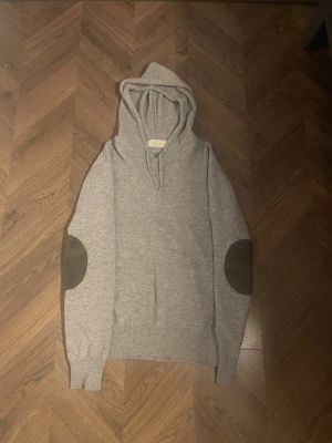 Sayless cashmere hoodie - Sayless cashmere hoodie | skick 7/10 endå skapligt bra men lite nopprig och en av snörerna har blivit lite skrapad men synd inte jättemycket | storlek xxs men passar 155 till 164 skulle jag säga | nypris 1000kr ca mitt priss 649kr priss kan diskuteras vid snabb affär 😃Armarna ska egentligen inte ha dom dära padsen på men vänster armbåge blev fick ett hål så strök på dom men hoodin funkar perfekt 👍🏻
