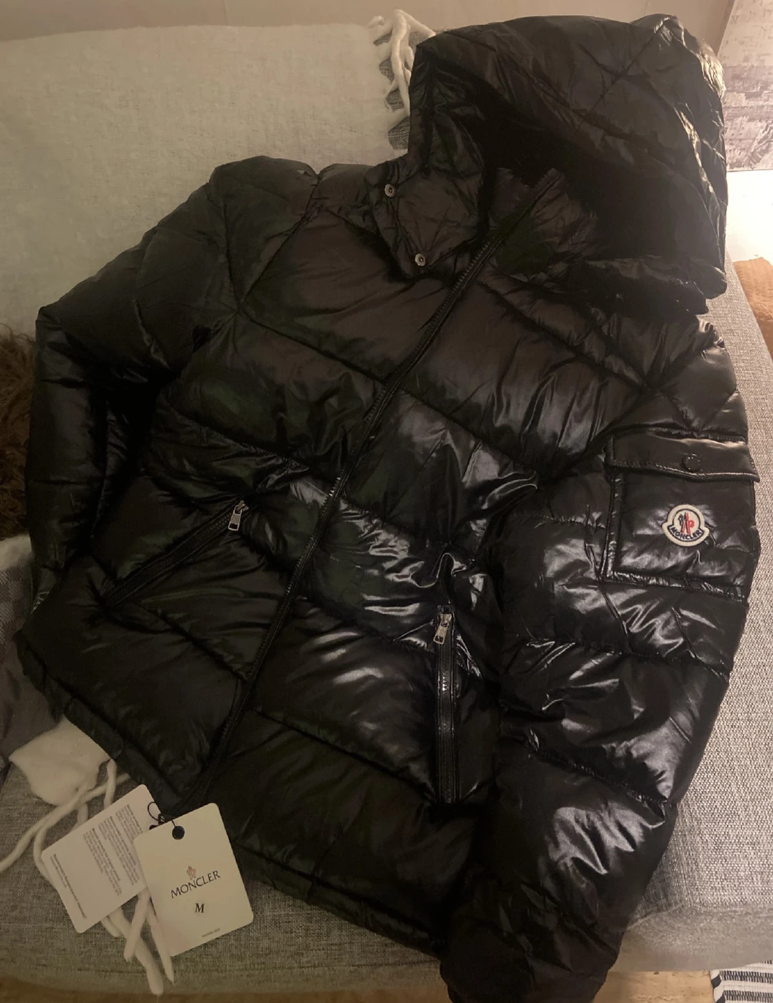 Svart Moncler pufferjacka med huva